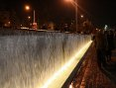 Υδάτινος καταρράκτης στον κήπο του νερού